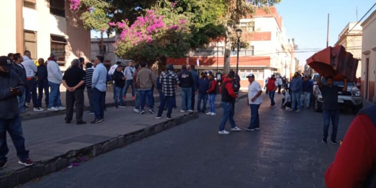 VIDEOS| Taxistas protestan en el Congreso del Estado por la competencia de Ubers