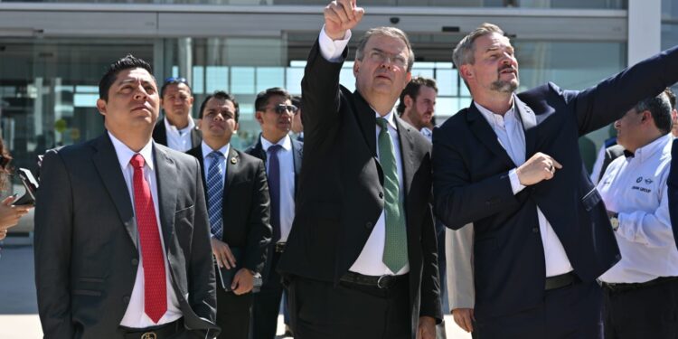 Ricardo Gallardo dio la bienvenida a nueva planta de autos BMW