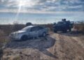 Aseguran vehículos con “poncha llantas” y droga en su interior; y arrestan a objetivo criminal