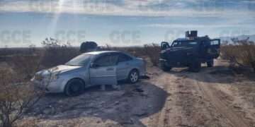 Aseguran vehículos con “poncha llantas” y droga en su interior; y arrestan a objetivo criminal