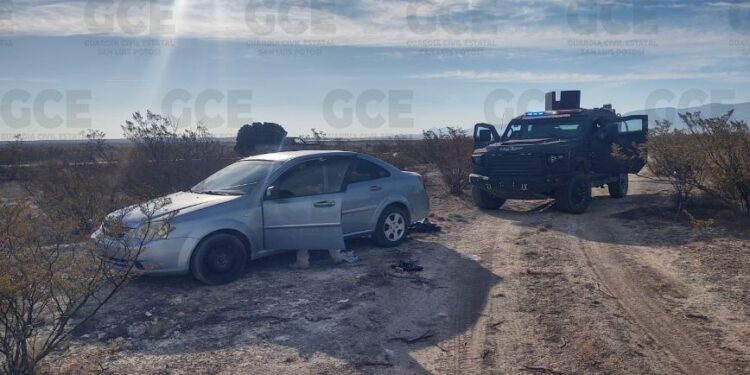Aseguran vehículos con “poncha llantas” y droga en su interior; y arrestan a objetivo criminal