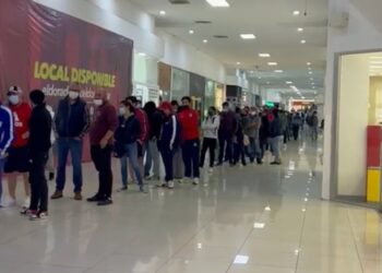 Largas filas en centros comerciales para comprar la player retro con colores auriazules del Atlético San Luis