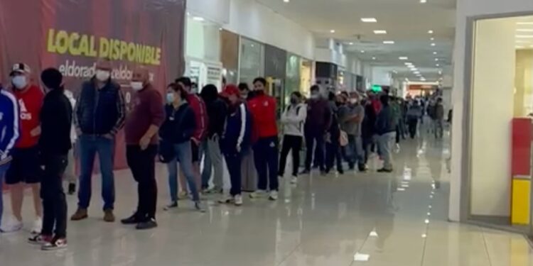 Largas filas en centros comerciales para comprar la player retro con colores auriazules del Atlético San Luis