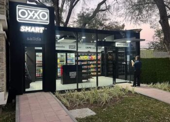 Sin cajas y con inteligencia artificial, Oxxo abre su primera tienda Grab & Go