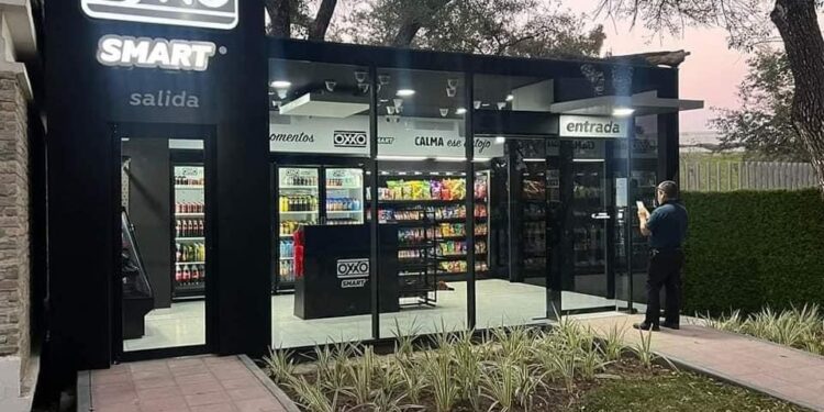 Sin cajas y con inteligencia artificial, Oxxo abre su primera tienda Grab & Go