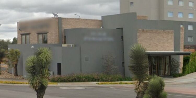 Interponen denuncias a personal de restaurante en la 57 por acoso sexual y laboral ante la FGE