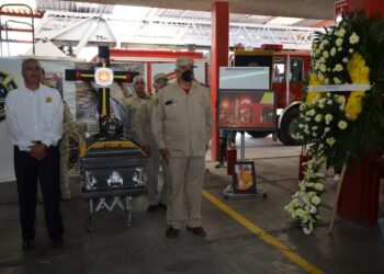 Despiden a Carlos Abad con homenaje en la estación del H. Cuerpo de Bomberos Metropolitano
