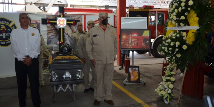 Despiden a Carlos Abad con homenaje en la estación del H. Cuerpo de Bomberos Metropolitano