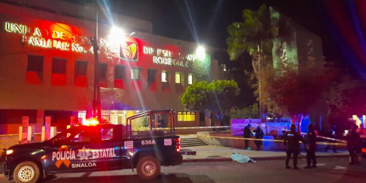 Ya se investiga el hallazgo de un cadáver con impactos de bala abandonado afuera del IMSS Cañadas, en Culiacán
