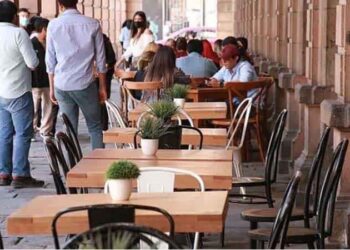 Restauranteros, golpeados por la ley antitabaco