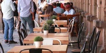Restauranteros, golpeados por la ley antitabaco