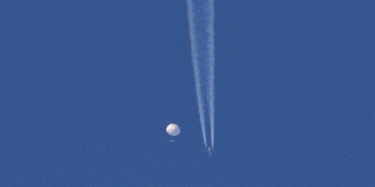Estados Unidos derribó globo “espía” chino en costas de Carolina del Norte