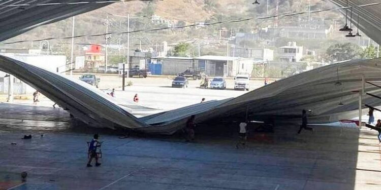 VIDEOS: Domo de unidad deportiva en Chiapas colapsó y dejó a 10 menores heridos