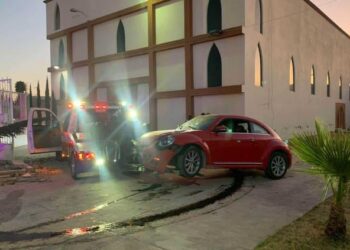 Automovilista pierde el control y se mete hasta el atrio de un templo en Avenida Cactus