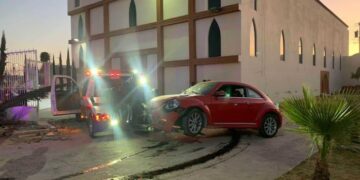 Automovilista pierde el control y se mete hasta el atrio de un templo en Avenida Cactus