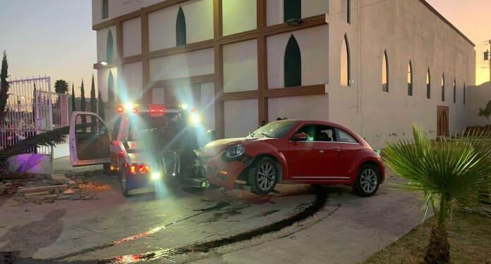 Automovilista pierde el control y se mete hasta el atrio de un templo en Avenida Cactus
