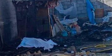 Indigente muere al incendiarse la casita en el terreno donde dormía