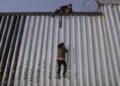 Matan a pedradas a dos migrantes en Tijuana; intentaban cruzar el muro