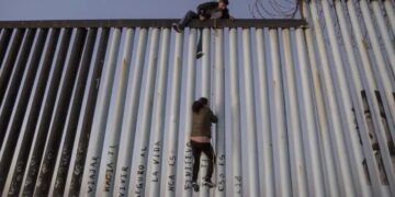 Matan a pedradas a dos migrantes en Tijuana; intentaban cruzar el muro