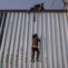 Matan a pedradas a dos migrantes en Tijuana; intentaban cruzar el muro