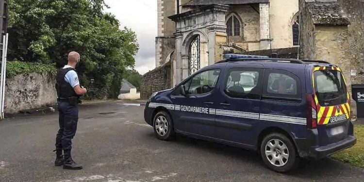 Alumno apuñaló hasta la muerte a una maestra en Francia