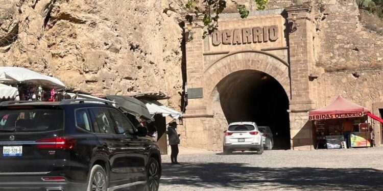 Real de Catorce presenta a Sectur de SLP proyecto para entrada monumental