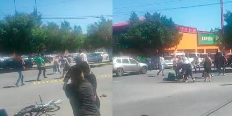 VIDEO: Riña campal entre repartidores frente a Walmart de Muñoz