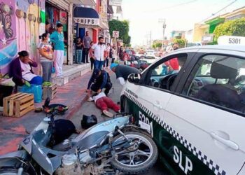 Taxista arrolla a padre e hija en motocicleta