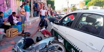 Taxista arrolla a padre e hija en motocicleta