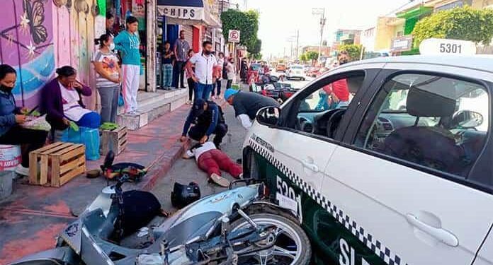 Taxista arrolla a padre e hija en motocicleta