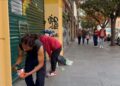 Grafitero es obligado a pintar, luego de ocasionar daños en un local comercial del Centro Histórico