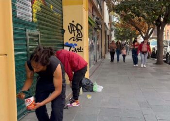 Grafitero es obligado a pintar, luego de ocasionar daños en un local comercial del Centro Histórico