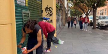 Grafitero es obligado a pintar, luego de ocasionar daños en un local comercial del Centro Histórico