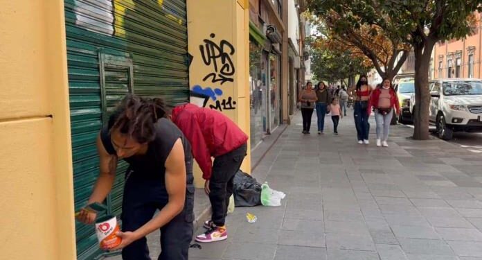 Grafitero es obligado a pintar, luego de ocasionar daños en un local comercial del Centro Histórico