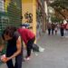 Grafitero es obligado a pintar, luego de ocasionar daños en un local comercial del Centro Histórico