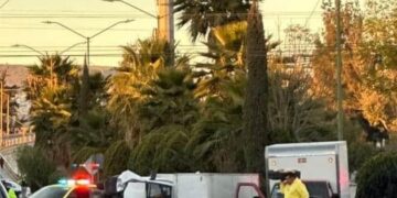 Conductor de camioneta choca y vuelca en avenida México