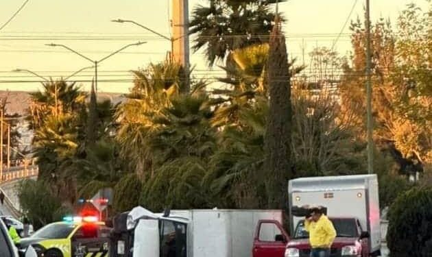 Conductor de camioneta choca y vuelca en avenida México