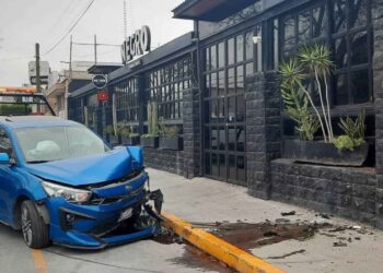 Mujer trata de huir de un intento de asalto y choca contra un bar en la avenida 18 de Marzo