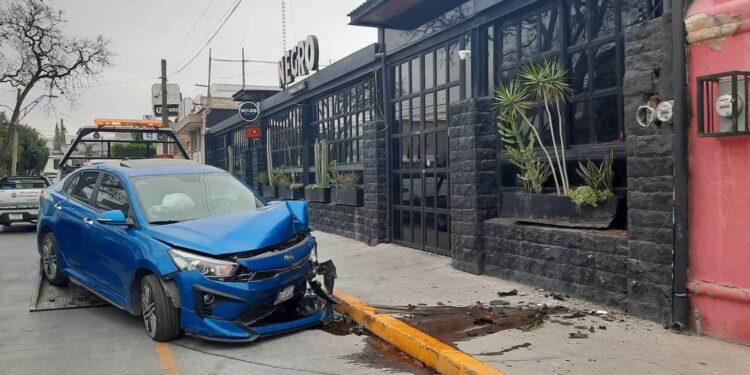 Mujer trata de huir de un intento de asalto y choca contra un bar en la avenida 18 de Marzo