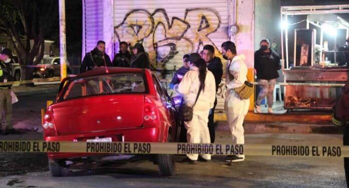 Aparatoso choque en avenida Salk deja a dos jóvenes sin vida