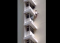 Video: Niño resbala y cae desde lo alto de edificio… ¡está vivo!