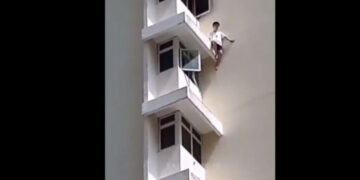 Video: Niño resbala y cae desde lo alto de edificio… ¡está vivo!