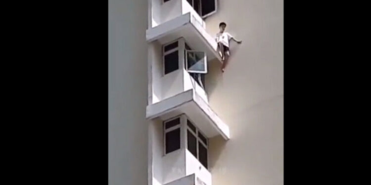 Video: Niño resbala y cae desde lo alto de edificio… ¡está vivo!