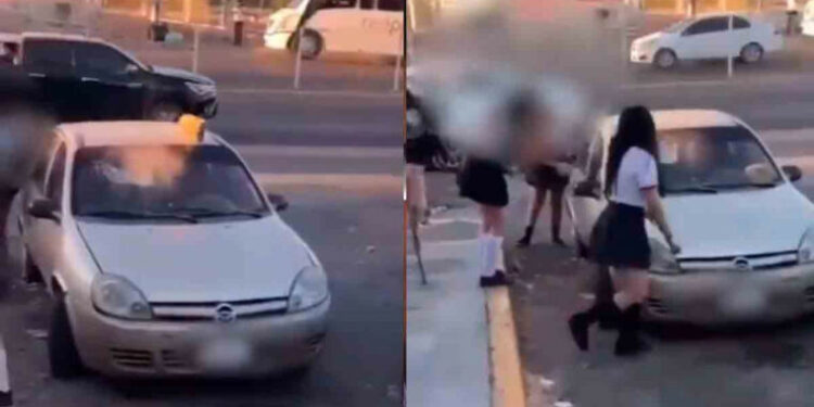VIDEO: Alumnas de prepa de Culiacán apedrean auto de hombre que se hacía tocamientos