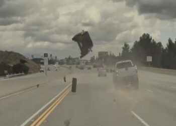 VIDEO: ¡Como de película! Camioneta pierde llanta y hace volar a otro vehículo