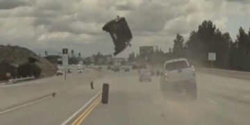 VIDEO: ¡Como de película! Camioneta pierde llanta y hace volar a otro vehículo
