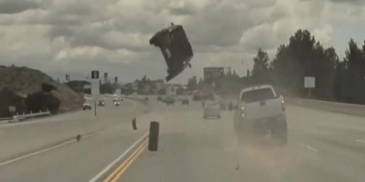 VIDEO: ¡Como de película! Camioneta pierde llanta y hace volar a otro vehículo