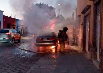 Prenden fuego a un vehículo en San Sebastián