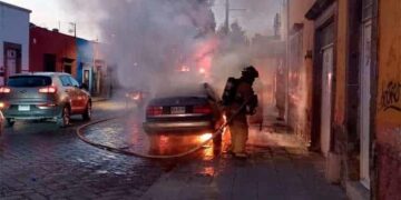 Prenden fuego a un vehículo en San Sebastián
