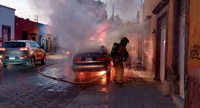 Prenden fuego a un vehículo en San Sebastián